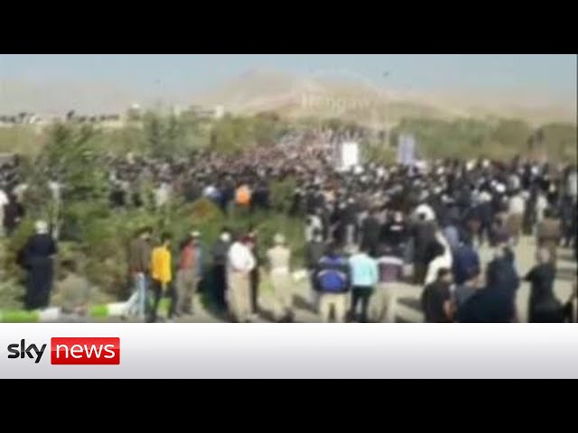 Protesters gather at Mahsa Amini's grave, defying Iranian authorities
