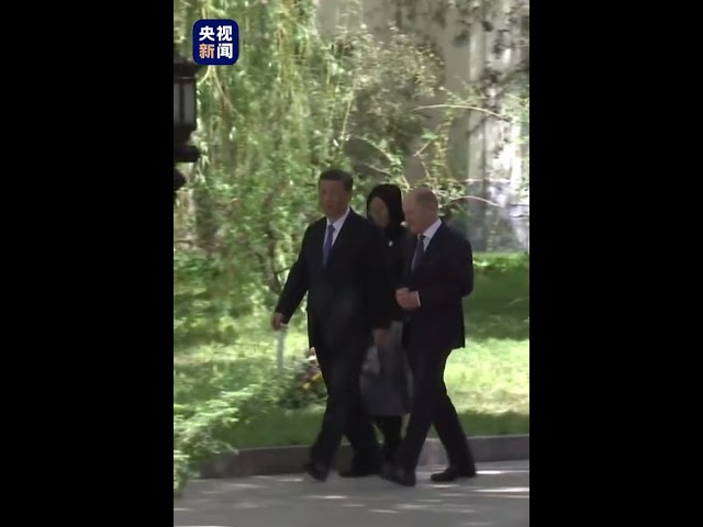 习近平主席同德国总理朔尔茨一起散步交谈，共赏满园春色 | CCTV