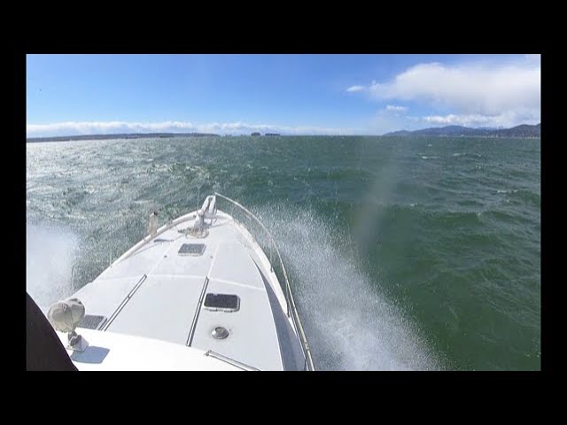 Bayliner 3818 in some chop (360 Video Look Around)