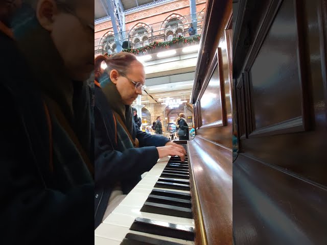 Playing Mijmering 42 at st. Pancras Station, 4th of Dec. 2023