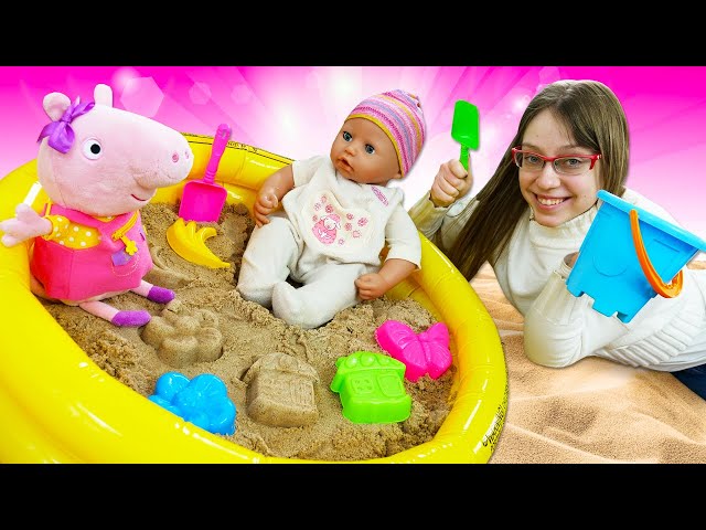 Hiekkaleikkejä vauvanuken kanssa. Pipsa Possu rakentaa hiekkalaatikon. Lasten nuket ja lelut.