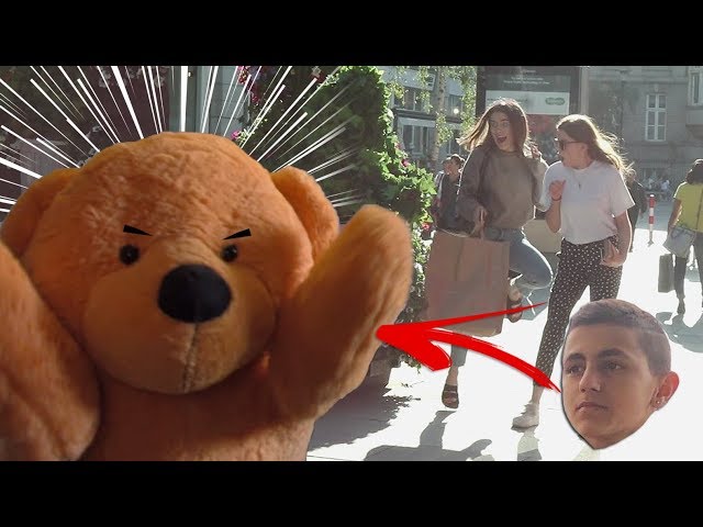 מפחידים אנשים ברחוב!! מתיחת הדובי!!   Scare !!! teddy bear prank
