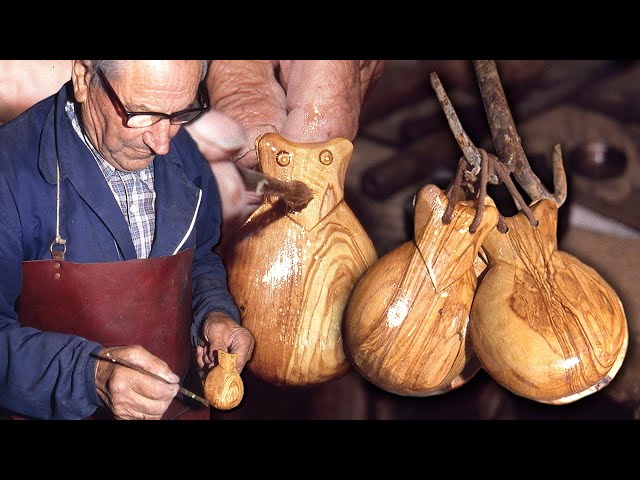 Kastagnetten handgeschnitzt aus einem Stück Holz. So wird dieses Musikinstrument hergestellt