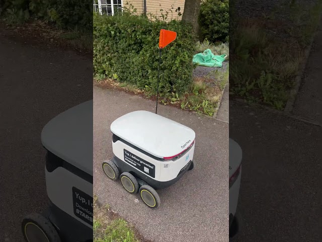 COOP Delivery Robot is on the street (Cambridge) 英国剑桥COOP超市送货机器人