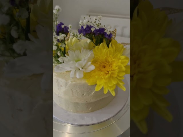 Best lemon cake ever  #glutenfree #lemoncake #floral #spring #howtocakeit