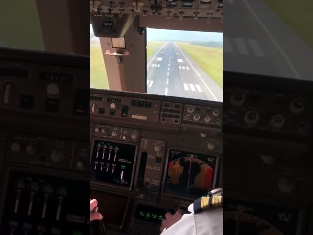 ✈️👨🏼‍✈️ Atterraggio visto dalla cabina di pilotaggio #aerei #airplane #landing #cockpit