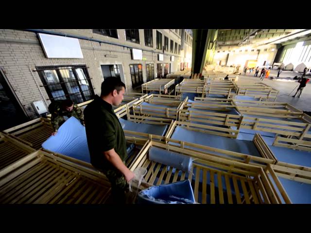Flughafen Tempelhof - Aufbau einer Notunterkunft für Flüchtlinge