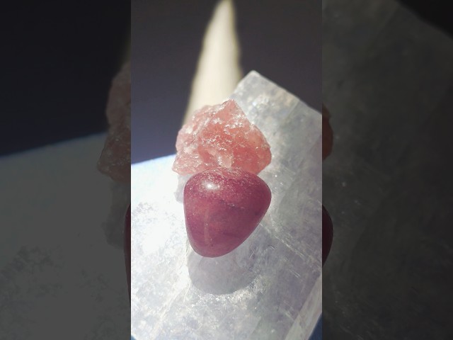 How Does Strawberry Quartz Get Its Pink to Red Strawberry Color?