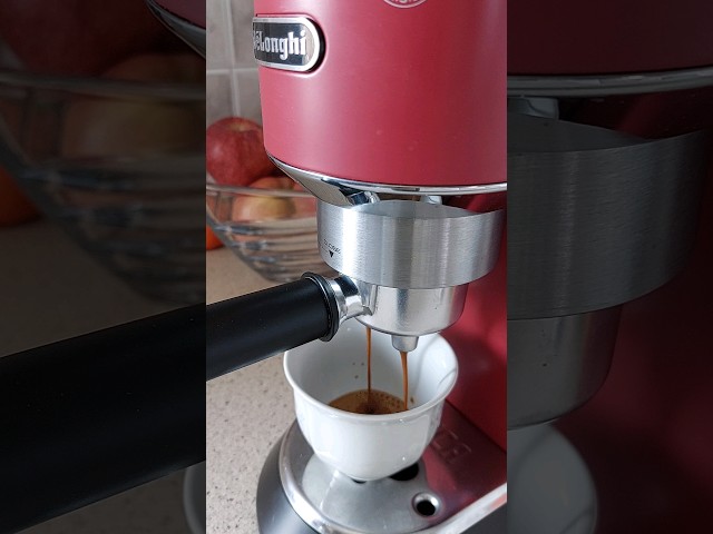 making latte coffee and DeLonghi Dedica EC685