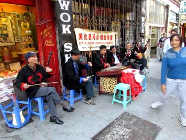 Chinese traditional music on the streets of Chinatown - San Francisco