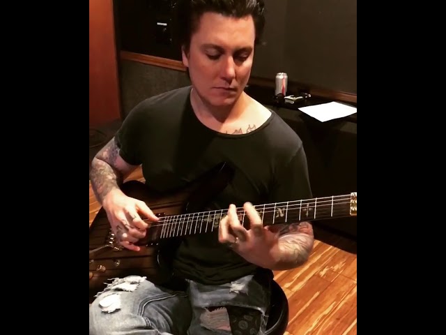 Synyster Gates plays the intro of Buried Alive - Instagram - 04.05.2018