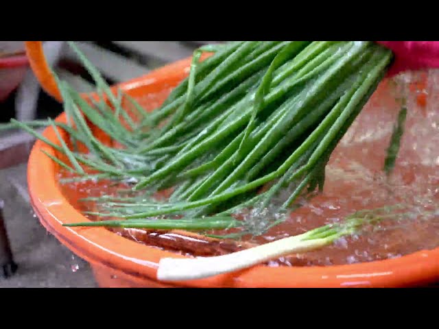 Born from fire! The street food in Taiwan. A large amount of scallions were found on the roadside