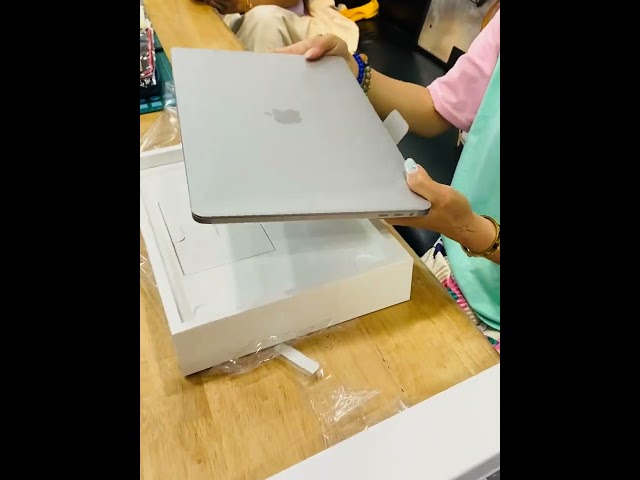 Unboxing MacBook Pro 2020