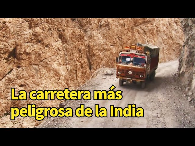 La carretera más peligrosa de la India, un acantilado a 4.000 metros sobre el nivel del mar