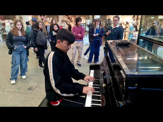 Luis Fonsi - Despacito, on the Elton John piano, St Pancras, London