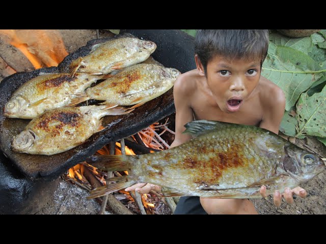 Primitive Technology - Eating delicious - Cooking fish