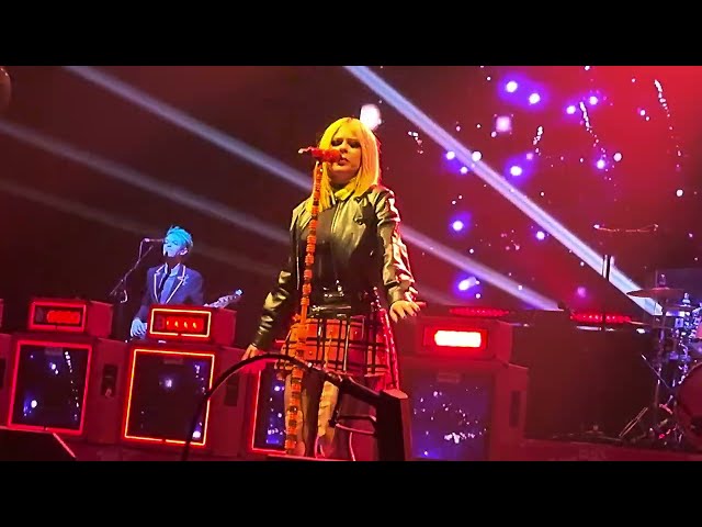 Avril Lavigne - Here's To Never Growing Up (Live at Berlin 15/04/23)