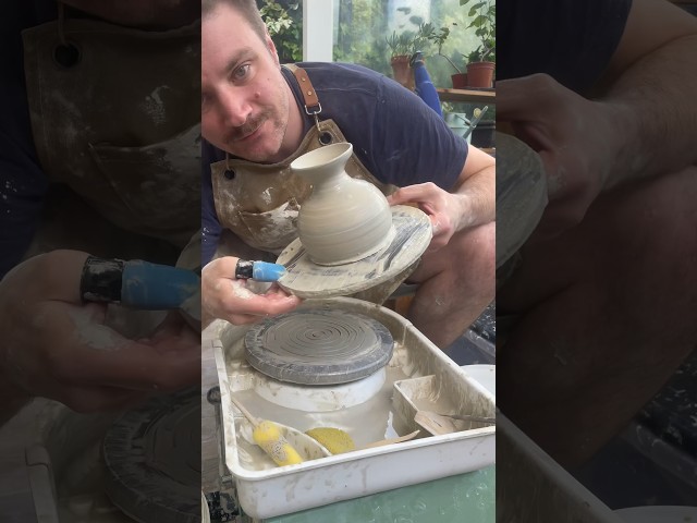 Pottery timelapse: how to throw a ceramic vase for beginners. #ceramic #craft #clay #pottery #diy