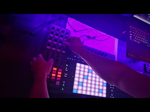 Dark Melody Vs Light Melody // Live Techno