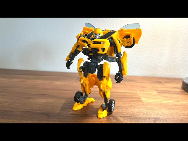 UNIVERSAL STUDIOS EXCLUSIVE Transformers Bumblebee Review