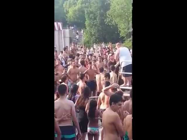 Sommerbad Neukölln Junge schlägt Bademeister