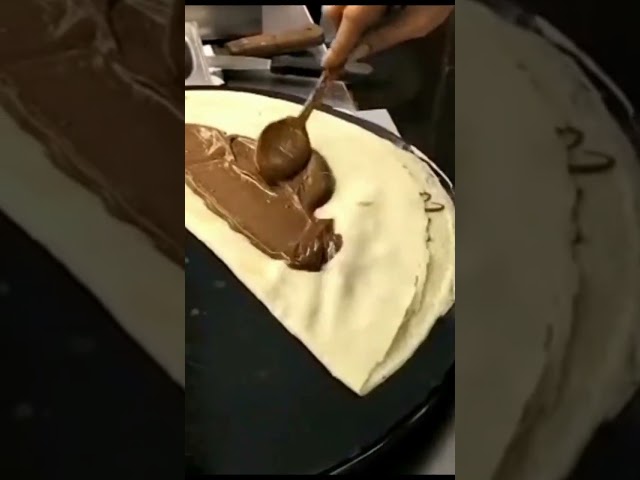 making Nutella crepes