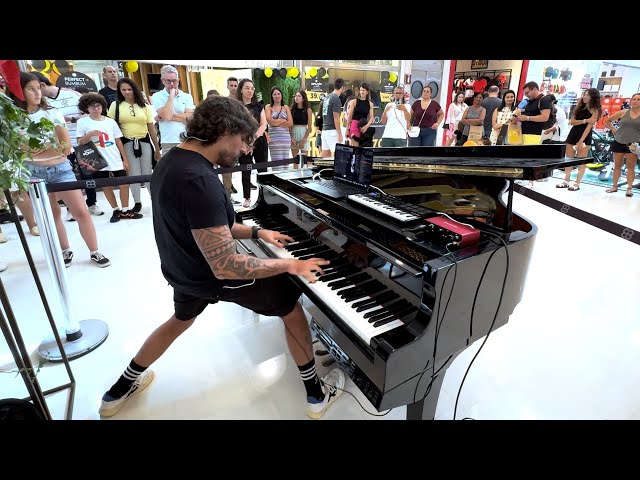 Queen Don't Stop Me Now (Piano Shopping Mall)