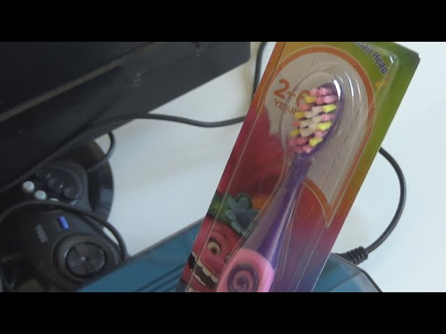Colgate Extra Soft 2-6 Years Trolls Toothbrush Unboxing and Test