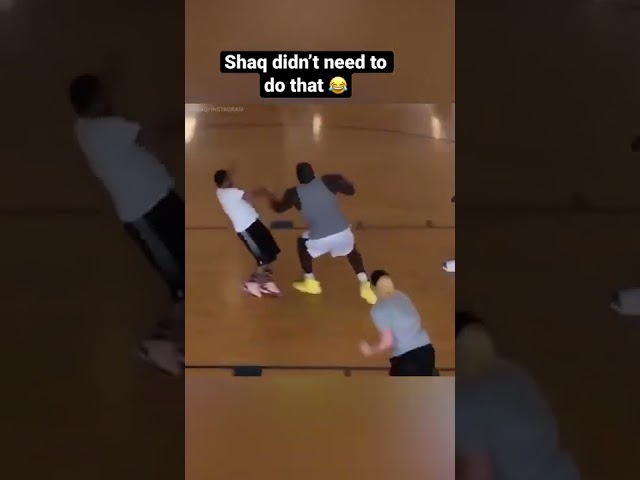 Shaq plays basketball against fans 😂