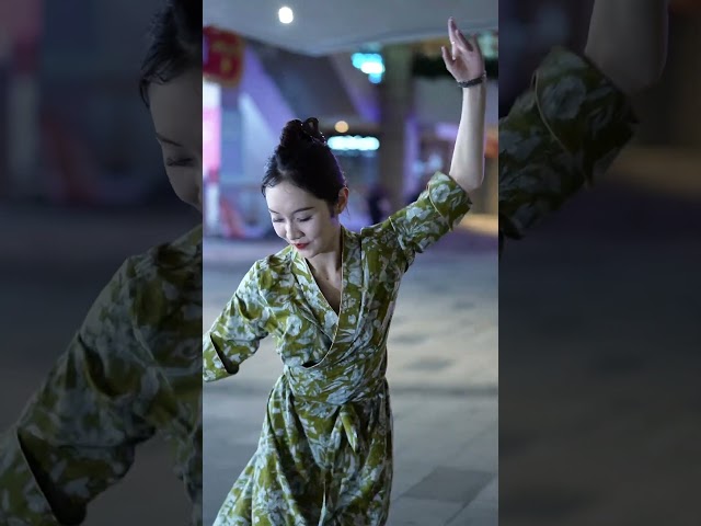 Xiaoluo,  sweet Tibetan girl,  new Tibetan dance