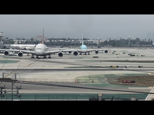 Dos Airbus A380 haciendo el rodaje y el despegue de Los Angeles internacional airport #california .