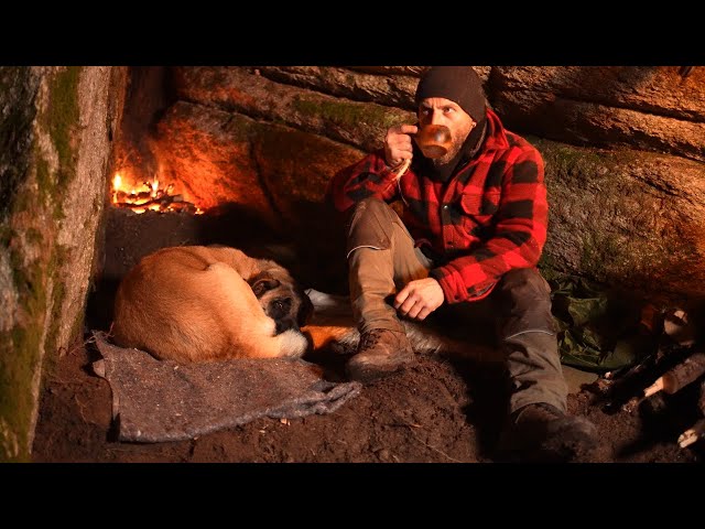 SLEEPING BETWEEN TWO LARGE ROCKS WITH MY DOG. WILD CAMPING DEEP ON THE MOUNTAINS