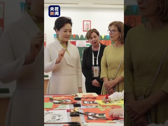 现场视频！彭丽媛同匈牙利总理夫人参观匈中双语学校 | CCTV