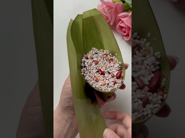 The method of wrapping ox-horn rice dumplings with a leaf without leaking rice is simple and eve