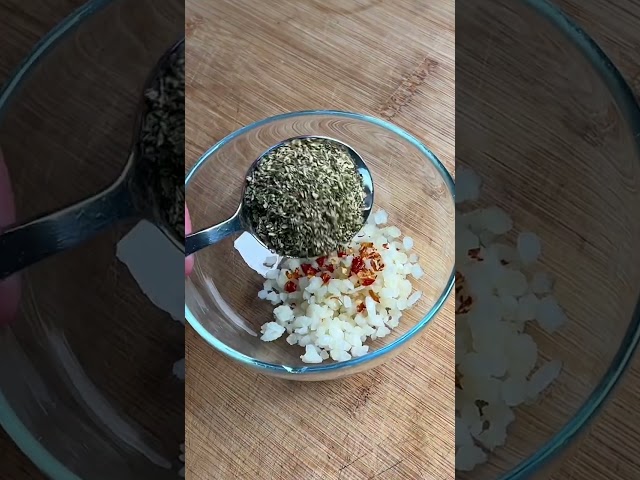 Focaccia aglio, olio e peperoncino: la ricetta perfetta per l’impasto dalle mille bolle