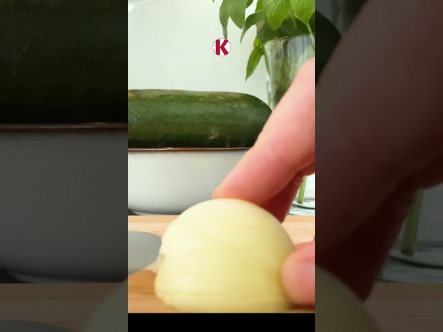 Küchentipp – Wie schneidet man Zwiebel richtig? // Kitchen hack - How to cut onions properly?