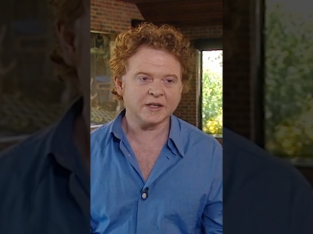Mick talks about his sudden fame and #HoldingBackTheYears becoming a US No.1 single. #SimplyRed