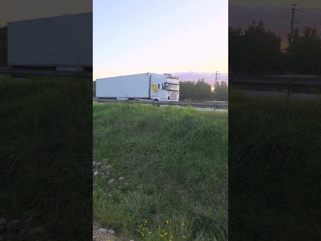 A cool semi-trailer truck drives through towards Nuremberg/Ein kühsattelzug Richtung Nürnberg