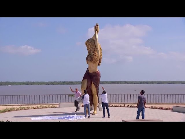 Shakira's hometown pays her homage with a 6 meter statue