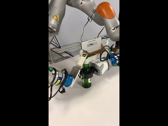 Chorrobot: Dual-arm beer openner