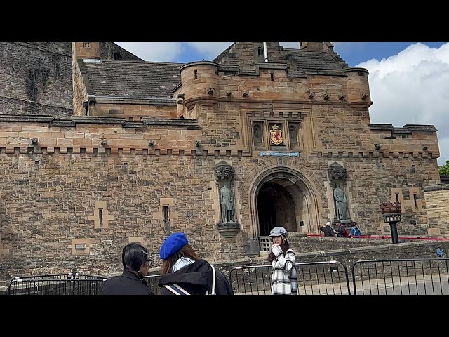 Cute Asian Tourists visit Edinburgh Castle | 4K Walk | ASMR | Walking Tour