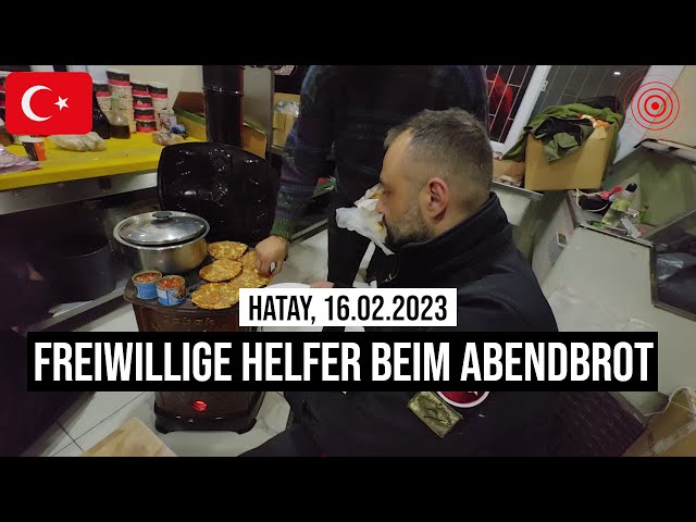 16.02.2023 #Hatay Freiwillige Helfer im #Erdbeben-Katastrophengebiet der #Türkei machen Abendbrot