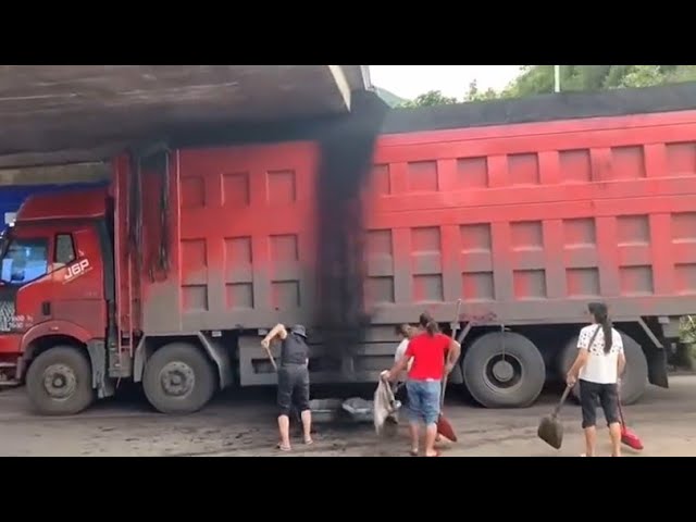 Top dangerous moments【E3】 of truck driving, heavy duty truck fail operation compilation of 2022