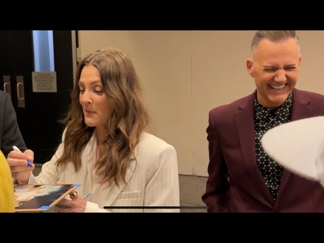 Drew Barrymore shows why she is adorable while signing & interacting with fans! #drewbarrymoreshow