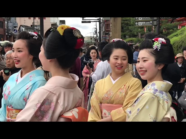八坂神社から祇園花見小路に戻る舞妓さん Gion in Kyoto