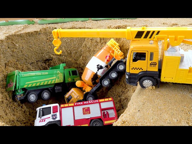 Строительная машина упала в глубокую яму | Грузовики выбрасывают песок, чтобы засыпать яму