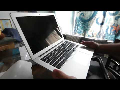 Unboxing the Macbook Air Model A1466