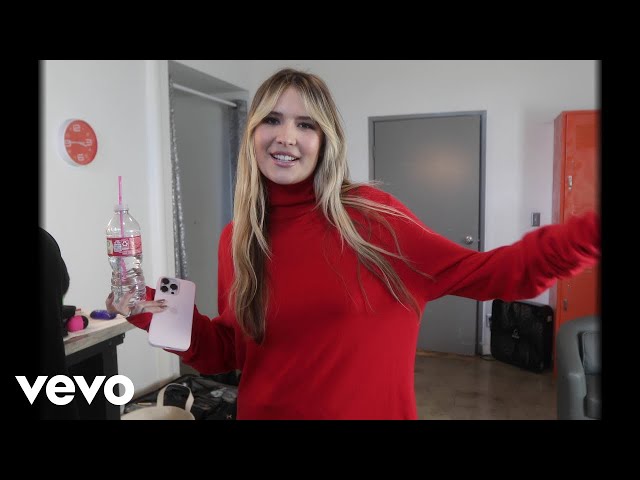 Mimi Webb - Back Home For Christmas (Behind The Scenes)