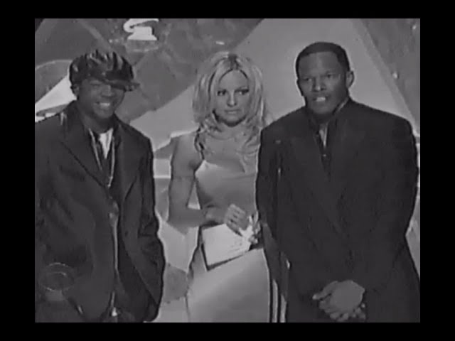 Ja Rule, Pamela Anderson, Jamie Foxx present award (2002)
