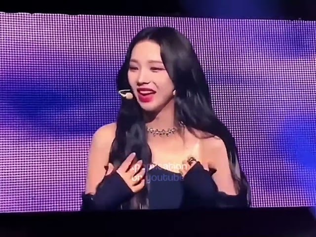 karina getting startled because of a fan's scream